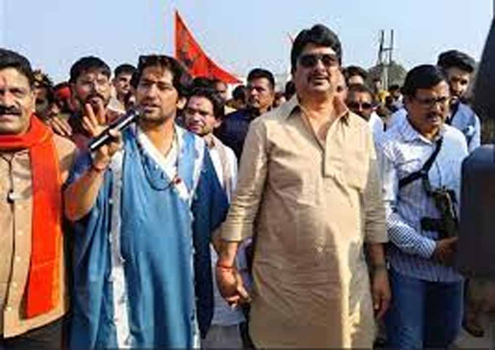 ‘जय श्रीराम’ के नारों के बीच राजा भैया पहुँचे धीरेंद्र शास्त्री दरबार, सनातन एकता यात्रा बढ़ी आगे