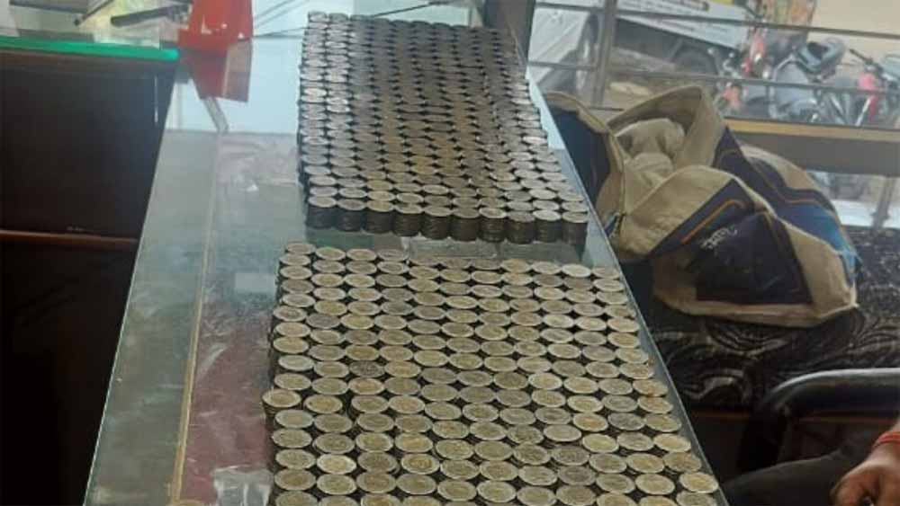 सालभर तक जोड़े सिक्के, फिर दिया प्यार का तोहफा — ज्वेलर भी रह गया हैरान!