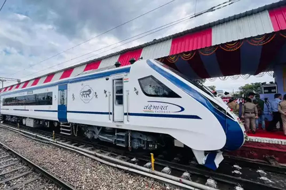 बढ़े हुए आठ कोचों के साथ सोमवार सुबह इंदौर–नागपुर वंदे भारत ट्रेन हुई प्रस्थान