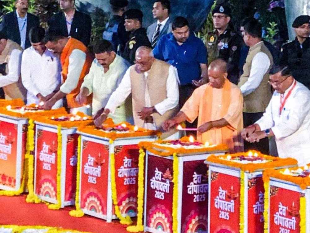 दुनिया ने देखा काशी का अद्भुत वैभव: देव दीपावली पर 25 लाख दीपों की अनोखी चमक