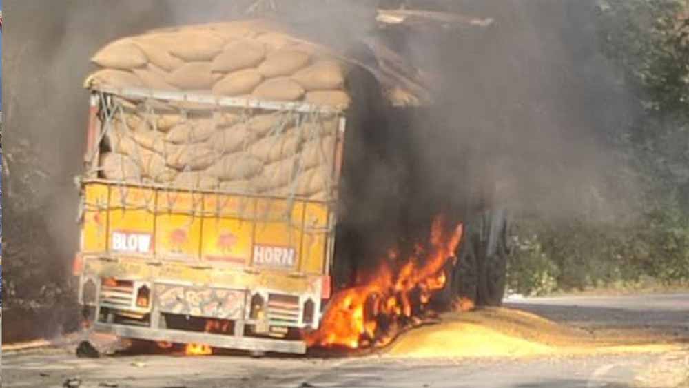 चलते ट्रक में लगी भीषण आग: साल्हेवारा घाटी में दमकल की तेजी से टला बड़ा हादसा