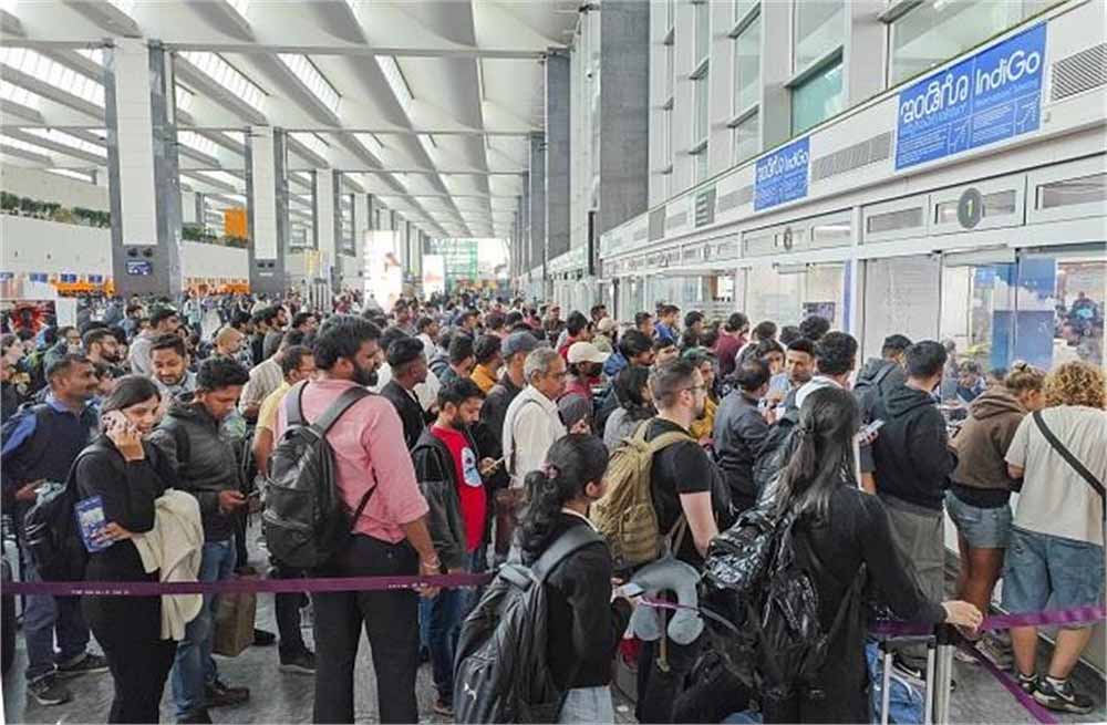 IndiGo Crisis: उड़ानों में अव्यवस्था पर सख्त सरकार, आज फिर कई फ्लाइट्स रद्द