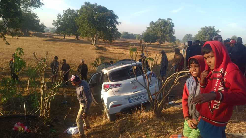 भीषण सड़क हादसा: खड़े ट्रेलर में घुसी कार, पांच ग्रामीणों ने मौके पर दम तोड़ा