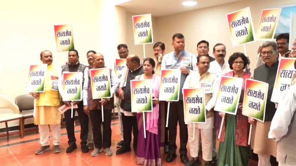 सदन में नारेबाजी और पोस्टरबाजी: ‘सत्यमेव जयते’ लेकर गर्भगृह में घुसे कांग्रेस विधायक, सस्पेंड