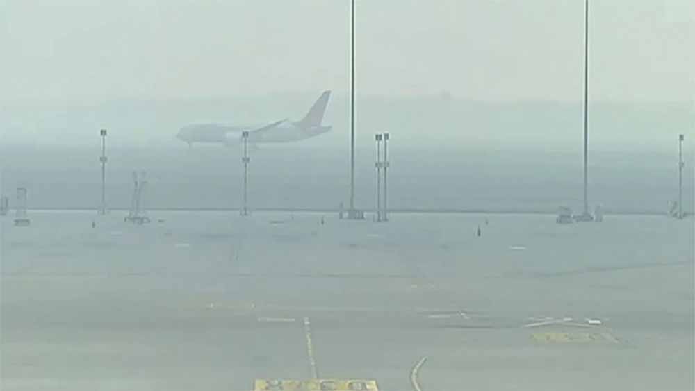कोहरे का असर हवाई यातायात पर: AAI ने जारी की एडवाइजरी, इंडिगो फ्लाइट्स को लेकर नया अपडेट