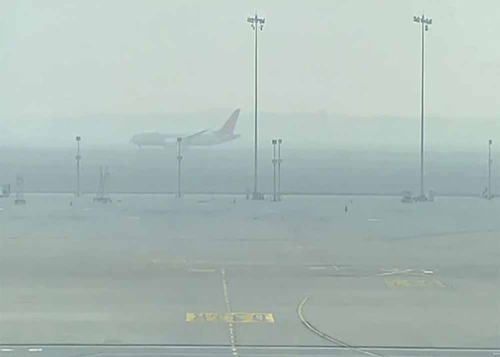 ठंड के साथ बढ़ा प्रदूषण का प्रकोप, दिल्ली में घने कोहरे से उड़ान सेवाएं प्रभावित; सरकार अलर्ट