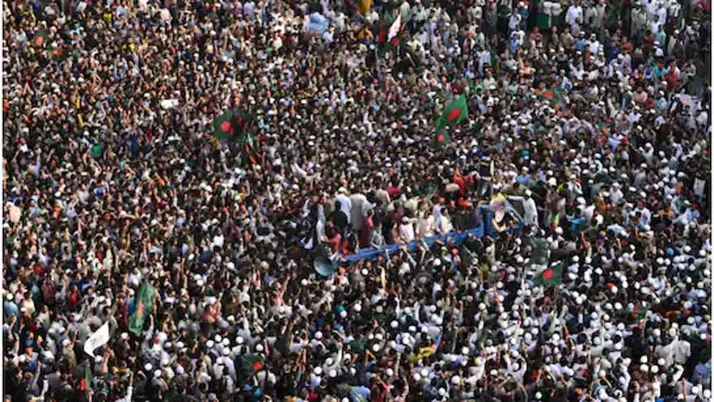 उस्मान हादी का दफन भारी तनाव के बीच, इंकलाब मंच का यूनुस सरकार को 24 घंटे का अल्टीमेटम