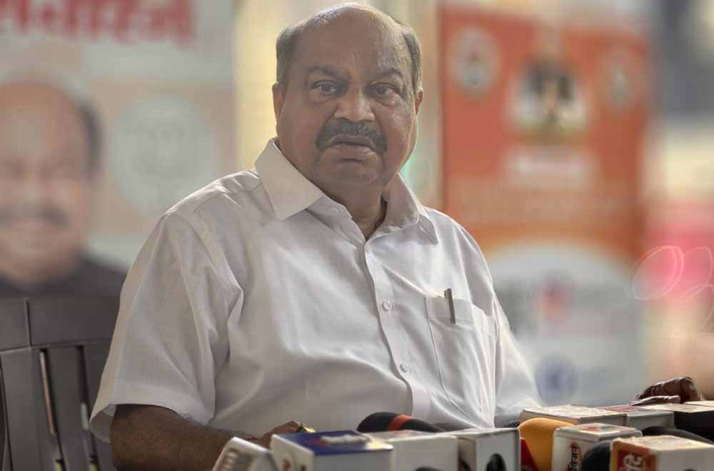 पुरंदर मिश्रा का कांग्रेस पर हमला, बोले– गांधी प्रतिमा का अपमान, विदेशी संस्कृति में पले नेता