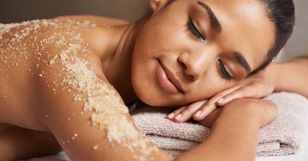 स्क्रब vs पॉलिश: क्या आप भी कंफ्यूज हैं? यहां समझें दोनों का फर्क