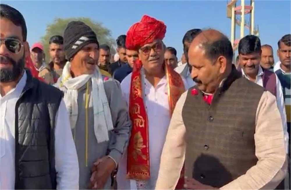 ग्राम पंचायत बना डोबड़ा, विकास रथ पर सवार मंत्री मदन दिलावर का 51 फीट साफा और फूलों की बारिश से स्वागत