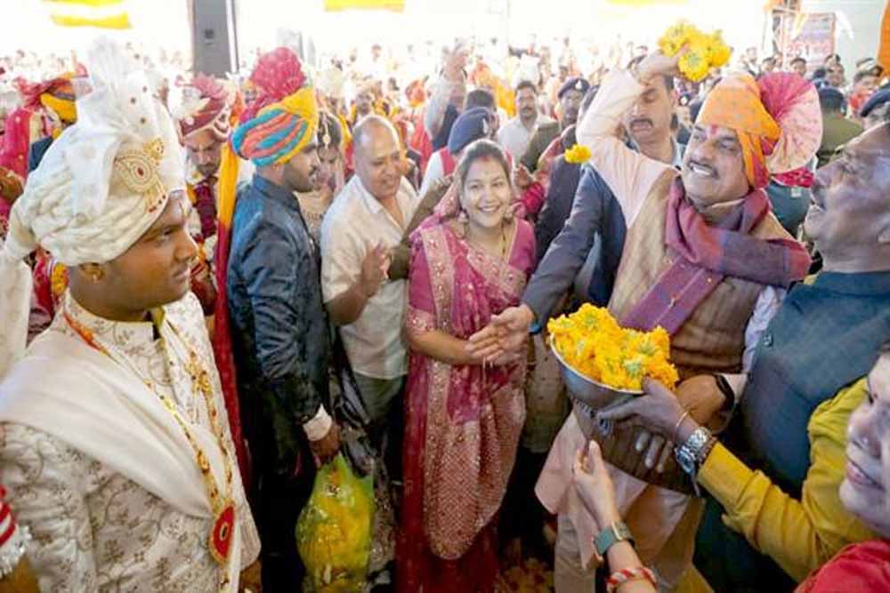 मुख्यमंत्री इंदौर के क्षिप्रा में आयोजित श्रीमद् भागवत कथा ज्ञान गंगा सह 251 जोड़ों के सामूहिक विवाह समारोह में हुए शामिल