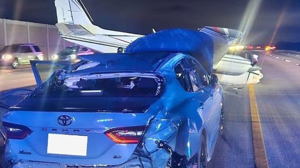 अमेरिका के फ्लोरिडा में हाइवे पर विमान की क्रैश लैंडिंग, कार से टकराने से हुआ हादसा
