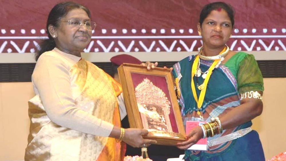 रायपुर: राष्ट्रपति द्रौपदी मुर्मु ने हीराबाई झरेका बघेल को राष्ट्रीय हस्तशिल्प पुरस्कार से सम्मानित किया