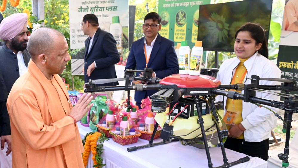 बाराबंकी के दौलतपुर में मुख्यमंत्री योगी ने खेत पर किसानों से किया सीधा संवाद