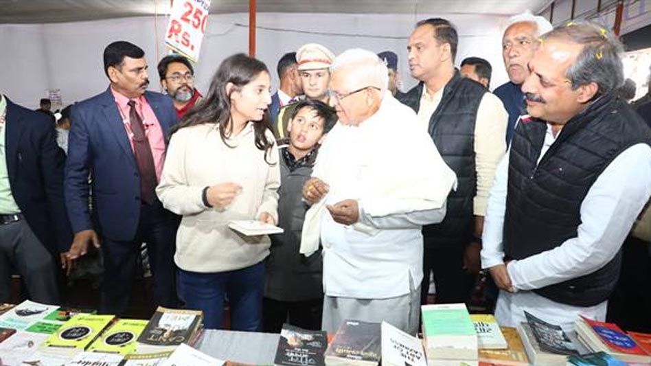 राज्यपाल मंगुभाई पटेल ने भोजपाल उत्सव मेले में किया भ्रमण, विक्रेताओं से की चर्चा