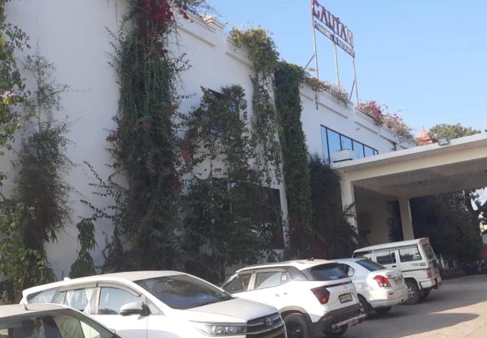 खजुराहो: गौतम रिसॉर्ट में सब्जी से 4 की मौत, कलेक्टर के निर्देश पर होटल का खाद्य लाइसेंस निलंबित