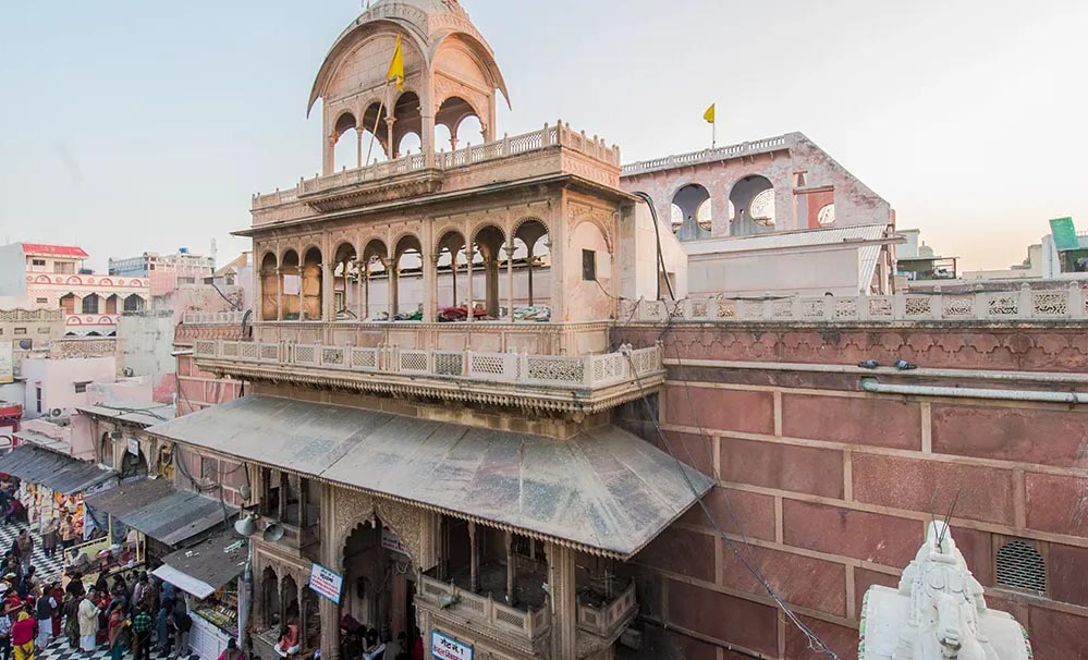 वृंदावन: बांके बिहारी मंदिर में पहली बार नहीं हुआ ठाकुर जी का भोग, हलवाई को नहीं मिली सैलरी