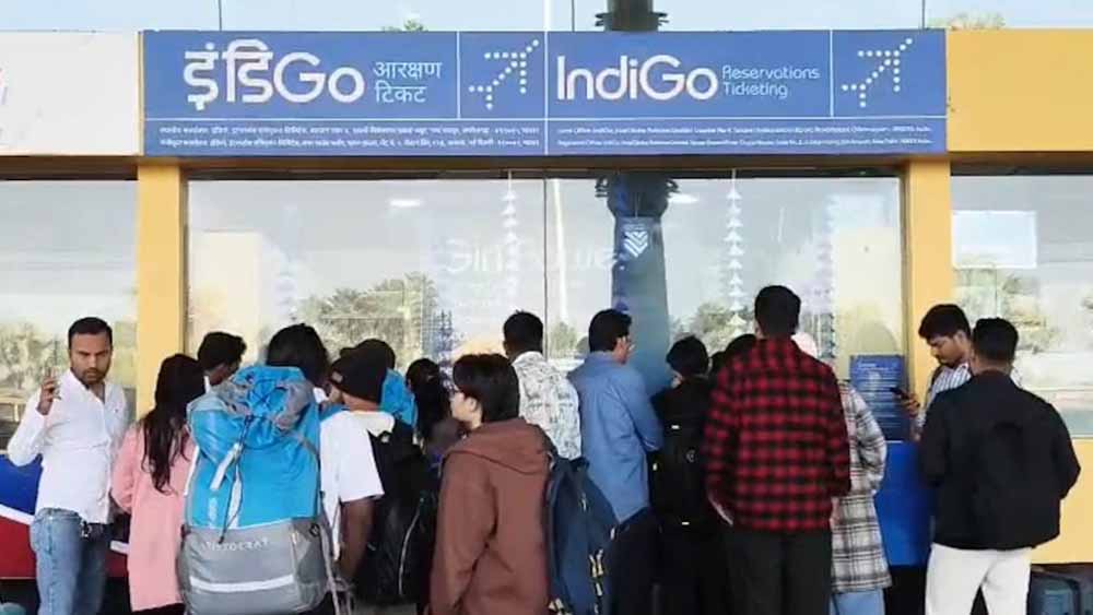 अचानक उड़ान रद्द! Indigo के काउंटर पर यात्रियों ने जताया जोरदार विरोध