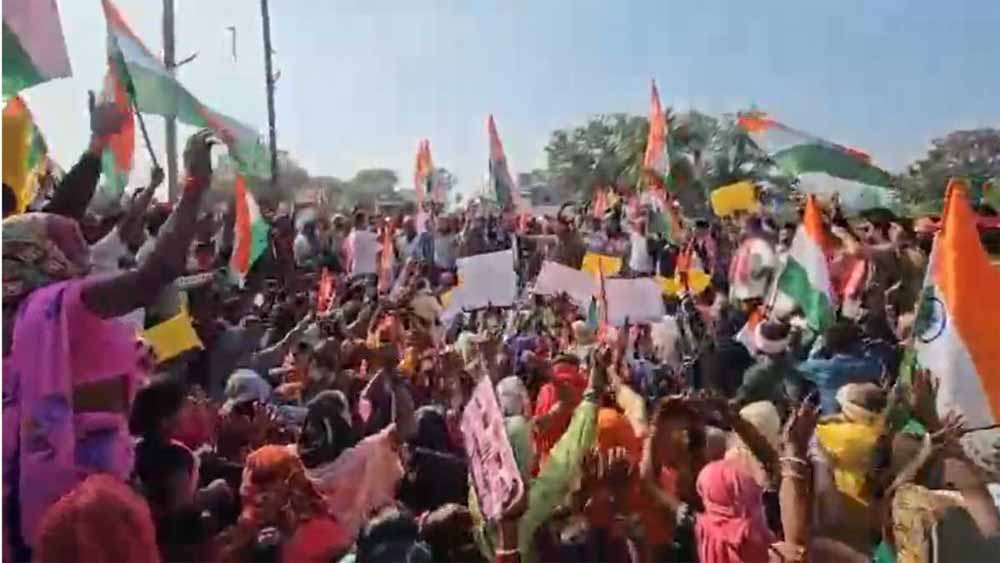 ग्रामीणों का शक्ति प्रदर्शन: सीमेंट परियोजना के विरोध में ट्रैक्टर रैली, SDM कार्यालय में उमड़ी भीड़