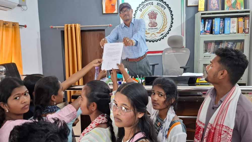 रास्ता रोककर परेशान कर रहे शराबी, छात्र-छात्राओं ने प्रशासन से लगाई मदद की गुहार