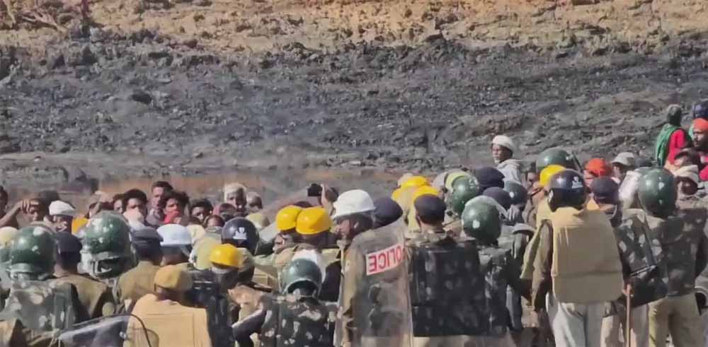 लाठी-डंडे और कुल्हाड़ी से किया हमला, खदान विस्तार को लेकर तनाव भड़क उठा