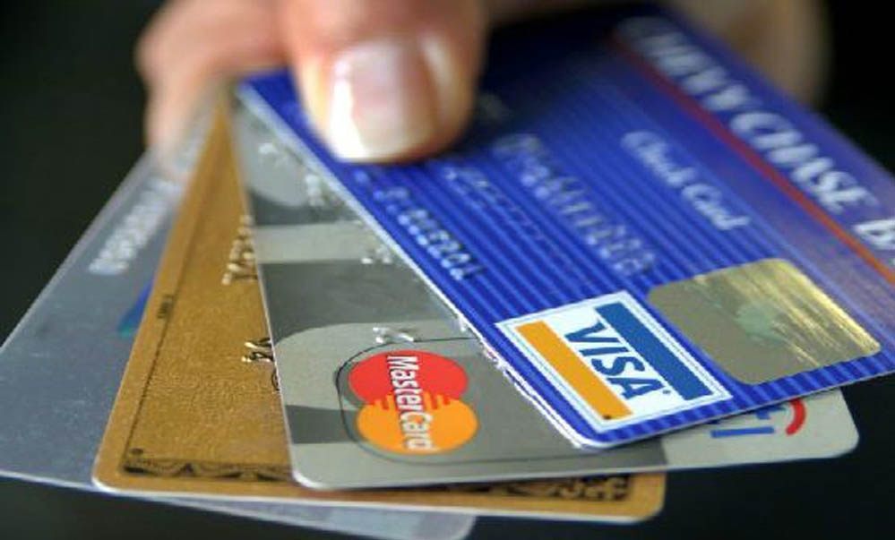 नए साल में क्रेडिट कार्ड यूजर्स के लिए बड़ा झटका, प्राइवेट बैंक ने लागू किए नए नियम