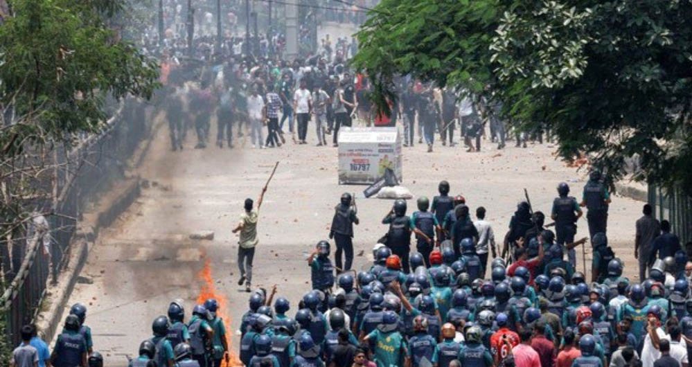 बांग्लादेश में पुलिस की चुप्पी पर सवाल, अधिकारी बोले- हस्तक्षेप से हो सकती थी गोलीबारी