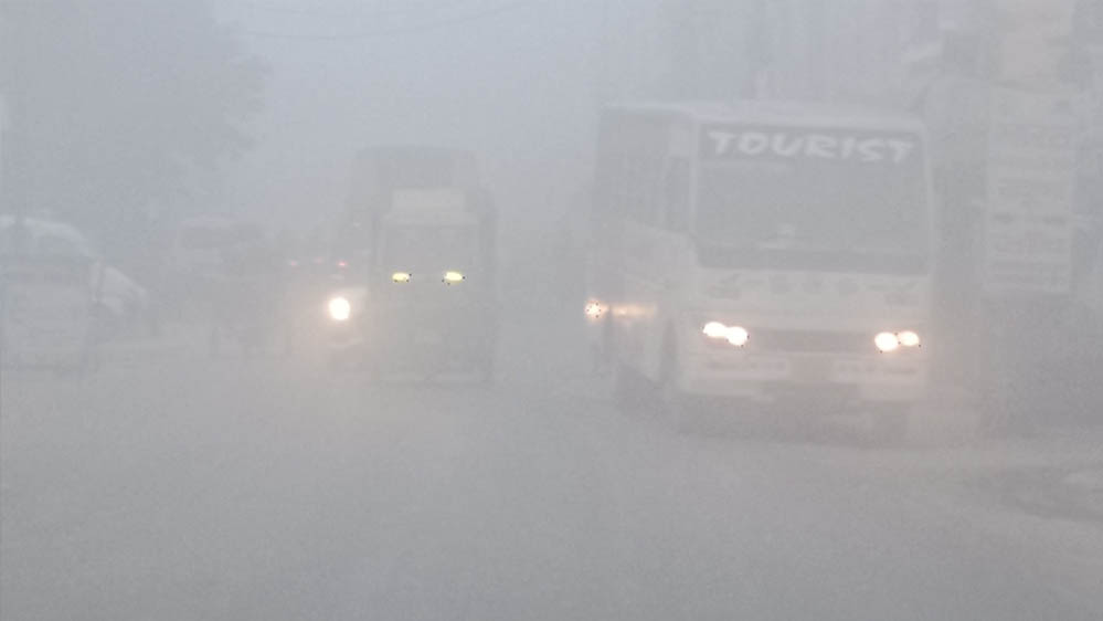 कोहरे और कम दृश्यता में नियंत्रित गति, सभी बसों में सुरक्षा उपकरण अनिवार्य