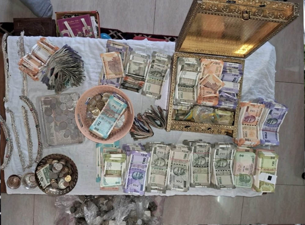 लोकायुक्त की कार्रवाई: मंत्री जमीर अहमद के सेक्रेटरी के घर से 14 करोड़ की राशि जब्त