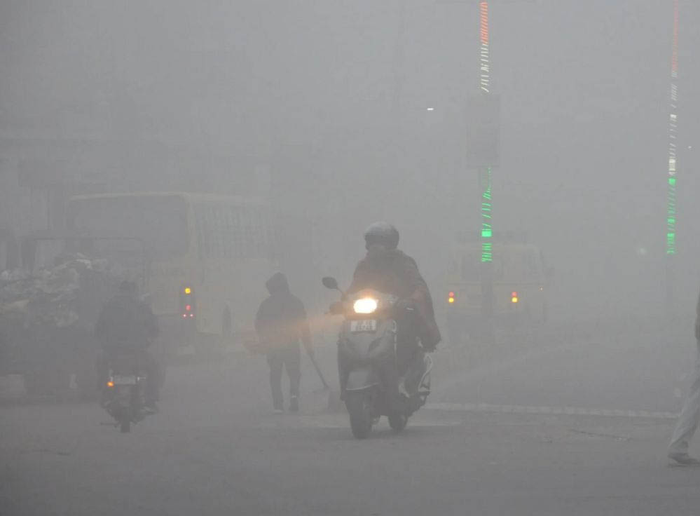 कोहरे और सर्दी का कहर: दिल्ली से भोपाल-इंदौर ट्रेनें लेट, पचमढ़ी में तापमान 4 डिग्री से नीचे