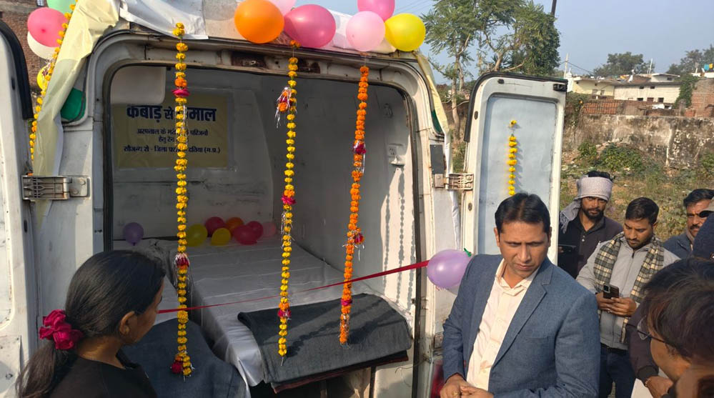 दतिया में अनुपयोगी एंबुलेंस का नया रूप, अस्पताल आने वाले परिजनों के लिए रैन बसेरा तैयार