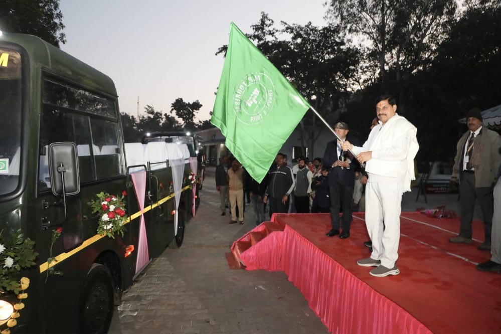 सीएम डॉ. यादव ने पन्ना नेशनल पार्क में 10 नई कैंटर बसों का किया शुभारंभ