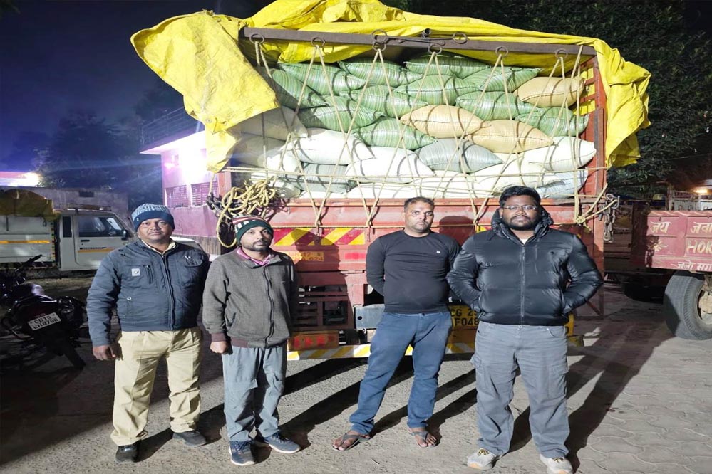 बलरामपुर में प्रशासन की बड़ी कार्रवाई, 400 बोरी अवैध धान से भरा ट्रक जब्त