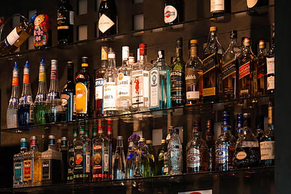 शराब खरीदने के लिए सैलरी स्लिप जरूरी, इस देश में 50,000 रियाल की कमाई पर निर्भर करेगा नियम