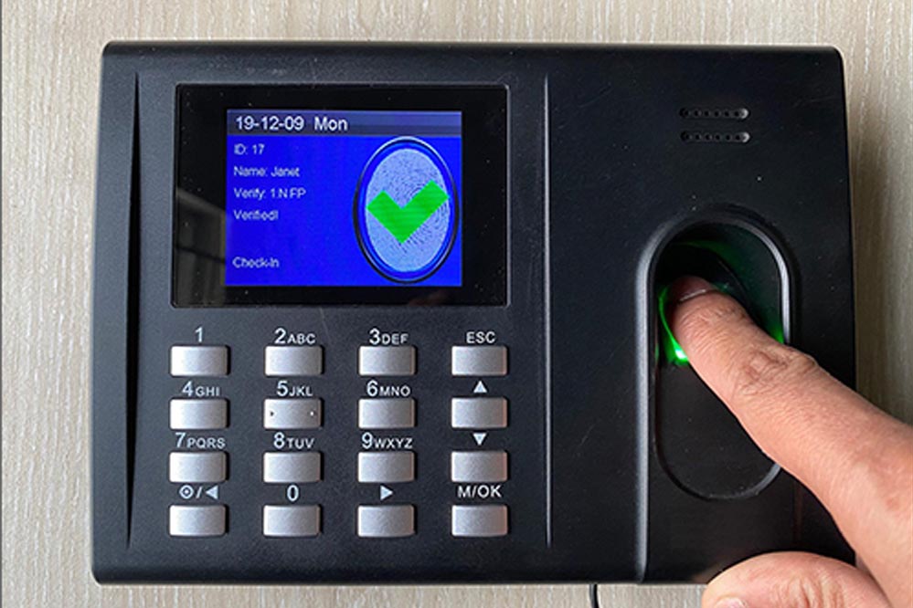 सूरजपुर : कलेक्ट्रेट में 01 जनवरी से बायोमेट्रिक डिवाइस से अधिकारियों, कर्मचारियों का लगेगा अटेंडेंस