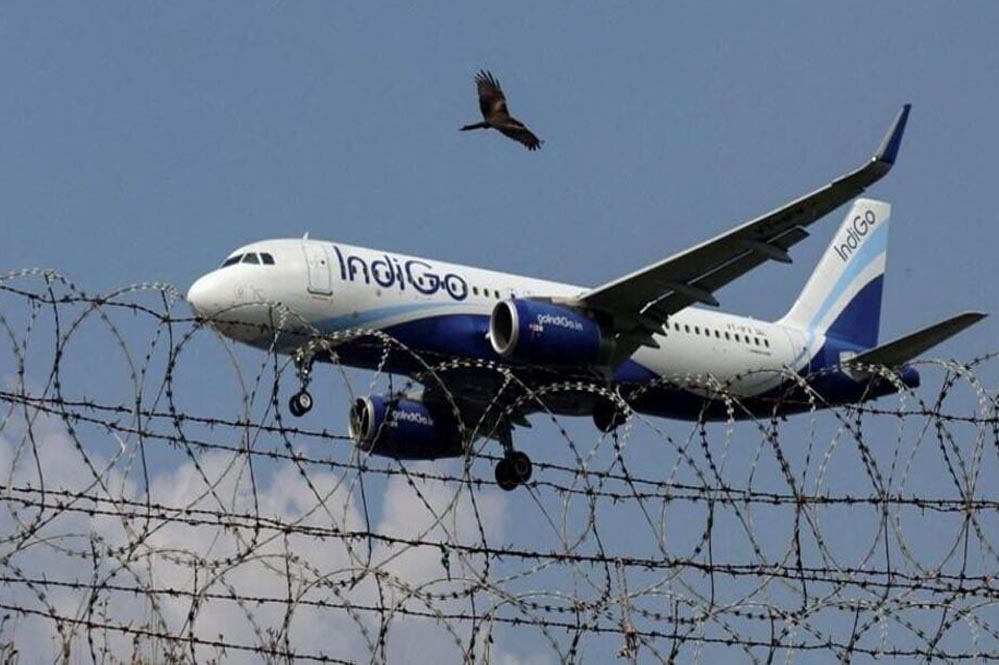 संकट का असर: IndiGo के शेयर धड़ाम, शेयर बाजार भी लाल निशान में
