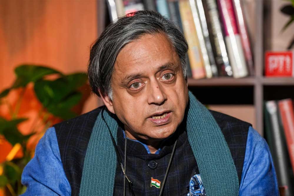 थरूर की गैरमौजूदगी से कांग्रेस परेशान, लगातार दूसरी अहम बैठक में नहीं पहुंचे