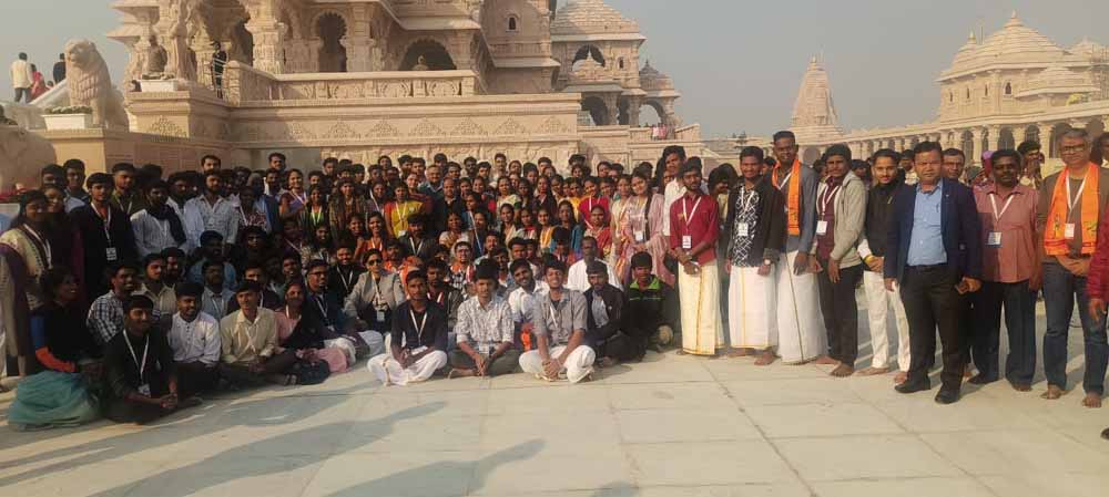 राम की पैड़ी पर शंखनाद और पुष्प वर्षा से गूंजी अयोध्या