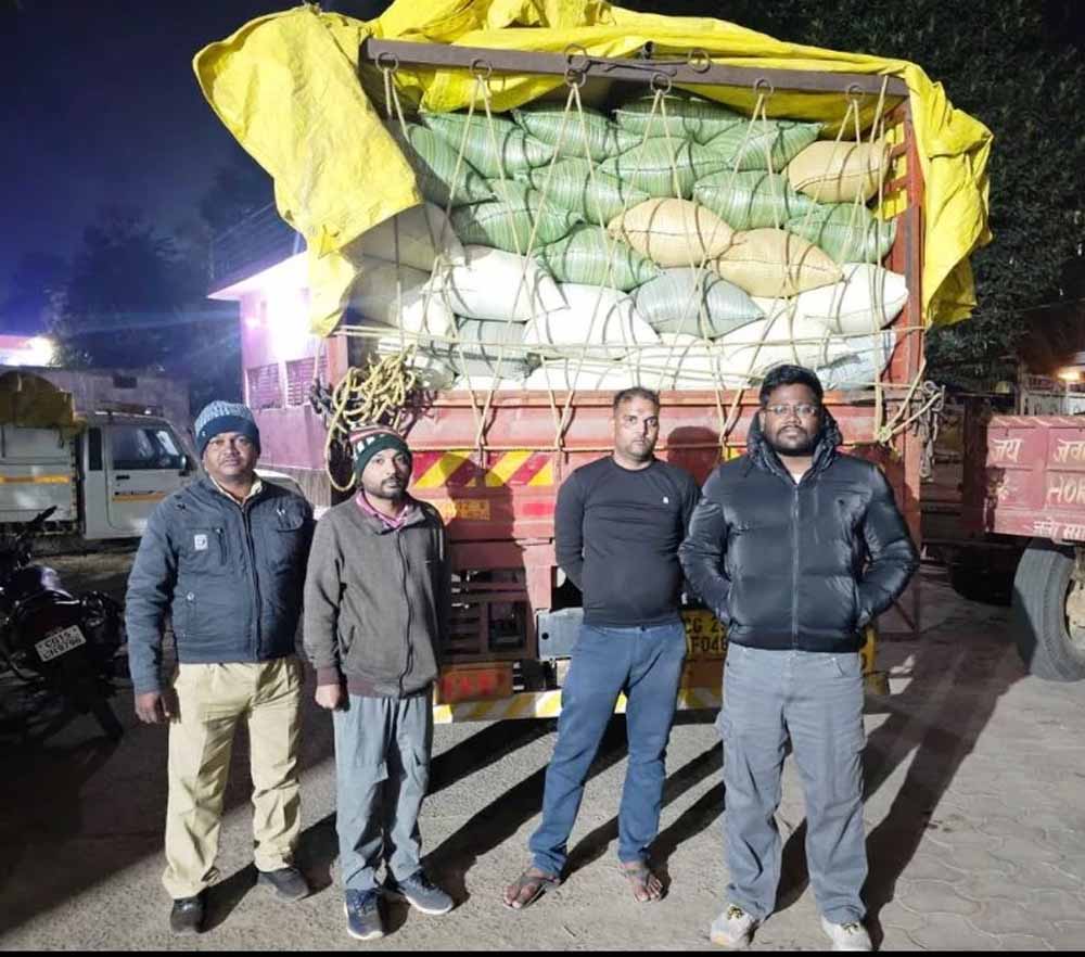 सीमा पर प्रशासन की सख्ती: यूपी से लाया जा रहा 400 बोरी अवैध धान पकड़ा गया, ट्रक सीज़