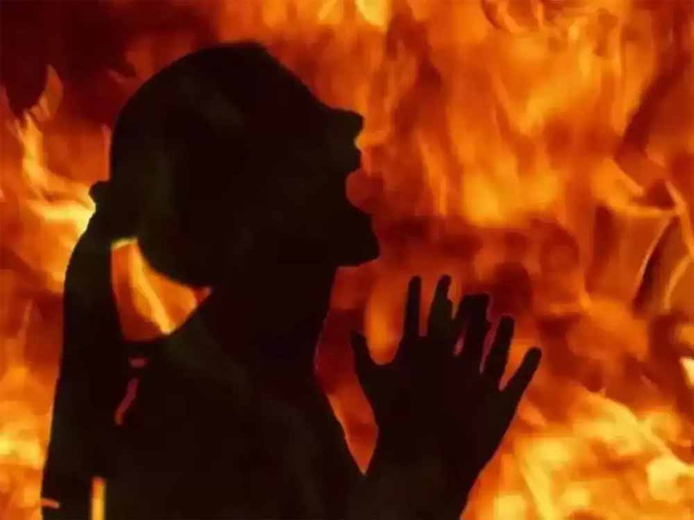 अफेयर के शक ने ली जान, बच्चों के सामने पेट्रोल डालकर पत्नी को जिंदा जलाया, आरोपी फरार