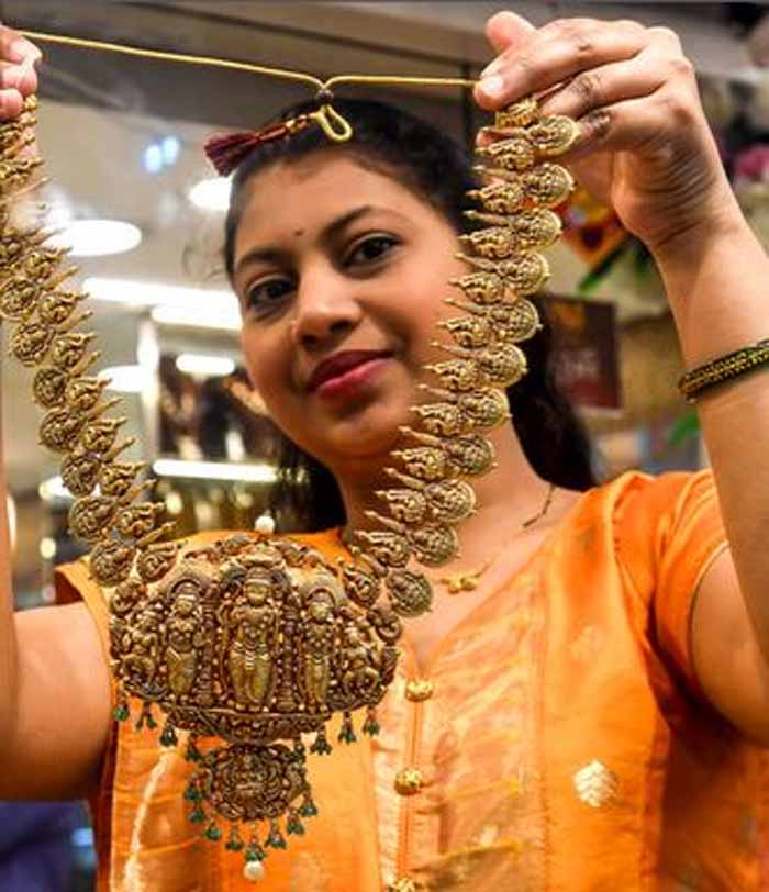 लगातार दूसरे दिन फिसले सोना-चांदी, निवेशकों को ऊँचे भाव से मिली राहत