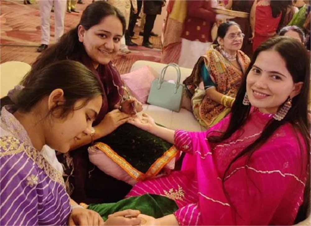 किसकी मेहंदी में पहुंचीं थीं जया किशोरी?, मेहंदी लगाए नजर आईं, तेजी से तस्वीर हो रही वायरल