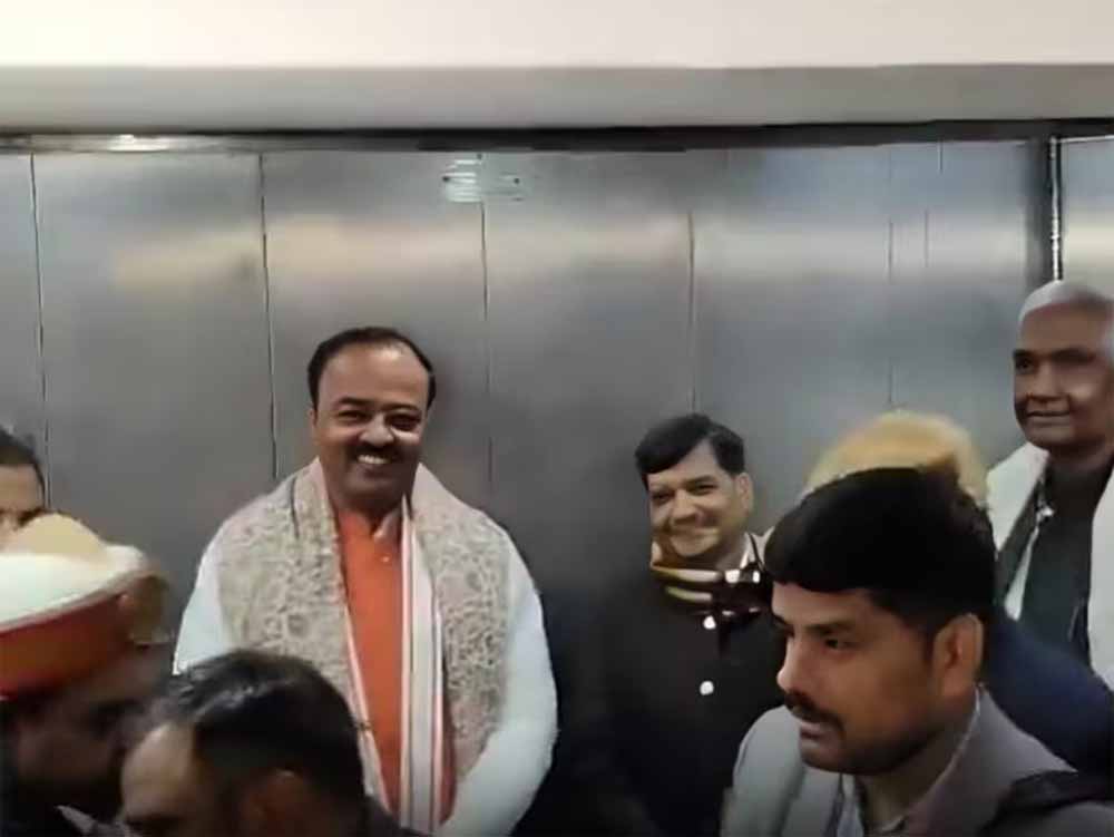 राजनीति के गलियारों में हलचल: यूपी विधानसभा में एक लिफ्ट में दिखे केशव मौर्य–शिवपाल यादव