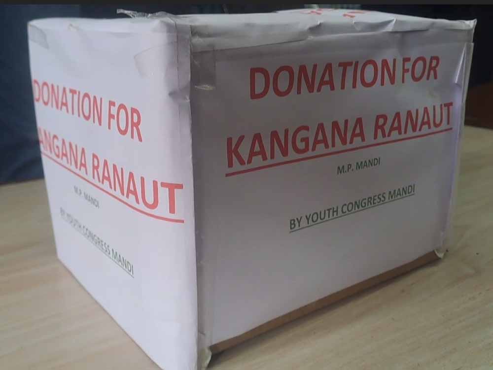 सांसद कंगना रनोट को लेकर मंडी में सियासी बवाल, युवा कांग्रेस ने चंदा अभियान चलाकर किया विरोध प्रदर्शन