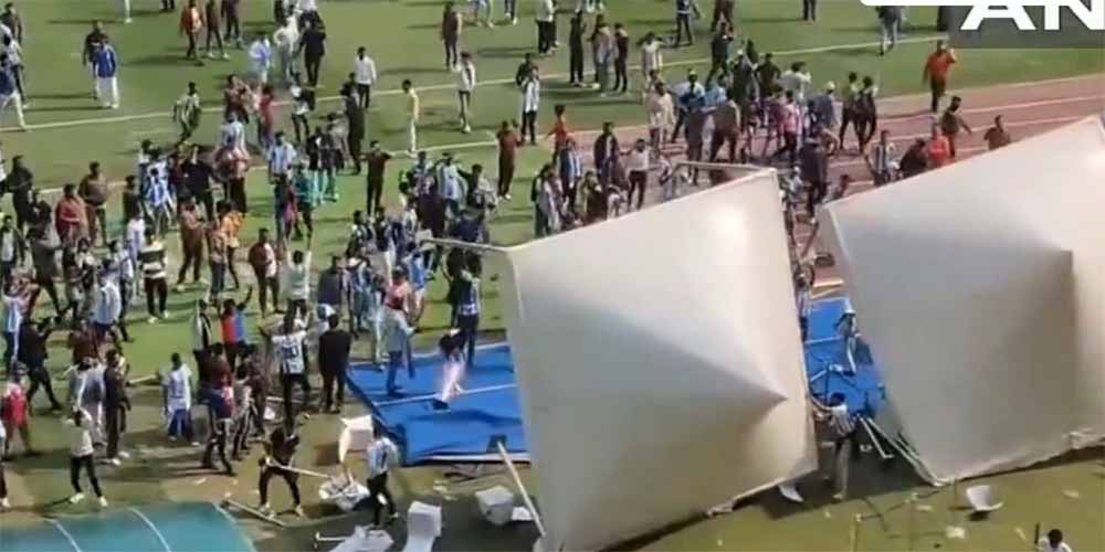 कोलकाता में मेसी को लेकर बवाल: 10 मिनट की झलक के बाद फैंस का गुस्सा फूटा, स्टेडियम में तोड़फोड़