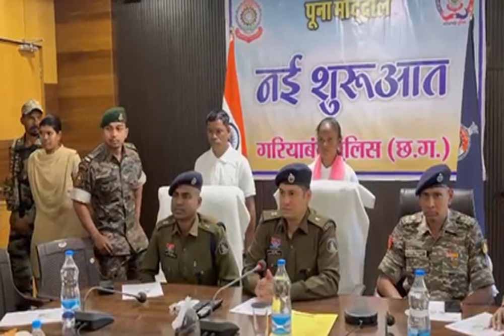 छत्तीसगढ़ में सुरक्षाबलों की बड़ी सफलता, गरियाबंद में दो कुख्यात माओवादी इनामी समेत आत्मसमर्पण