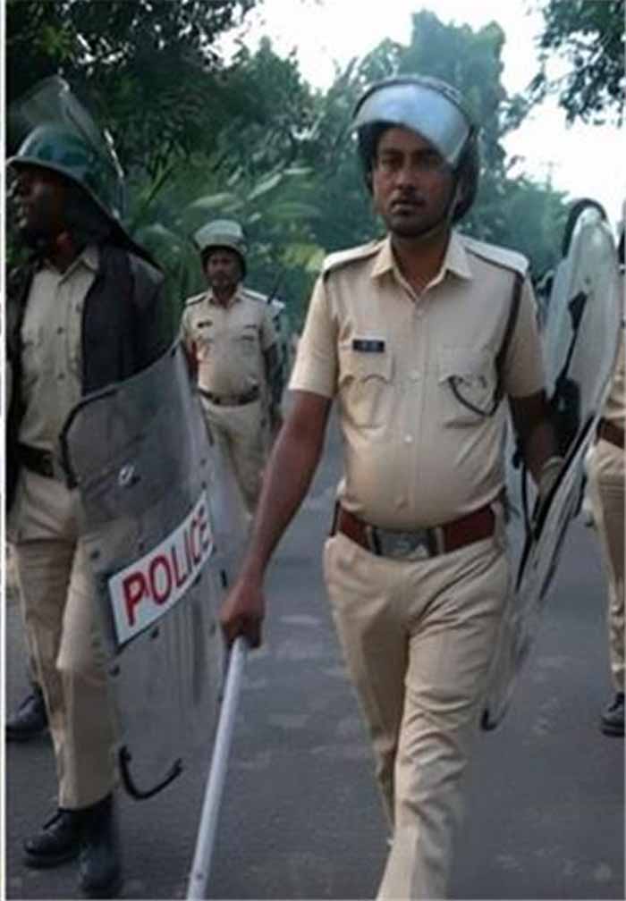 ओडिशा में तनाव चरम पर: 150 घर जलाए, इंटरनेट बंद, भारी फोर्स तैनात