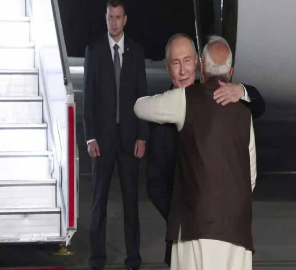 दोस्ती की मिसाल: पीएम मोदी ने पुतिन को गले लगाकर दी अगवानी, साथ बैठकर पहुंचे बैठक स्थल
