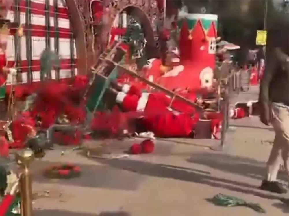 क्रिसमस से पहले मैग्नेटो मॉल में हंगामा, भीड़ ने सजावट को पहुंचाया नुकसान