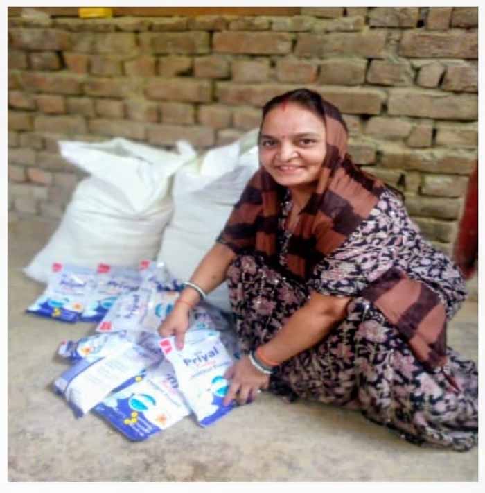 योगी सरकार के सहयोग से स्थानीय उत्पाद बनाकर आत्मनिर्भर बन रही महिलाएं